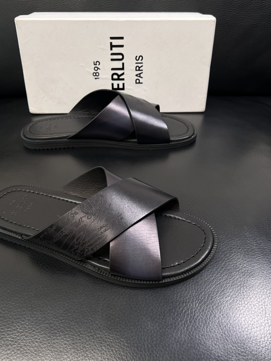 Berluti  高品质  顶级工艺品  布鲁提  拖鞋专柜同步发售原厂配置，意大利进口牛皮面料，全进口