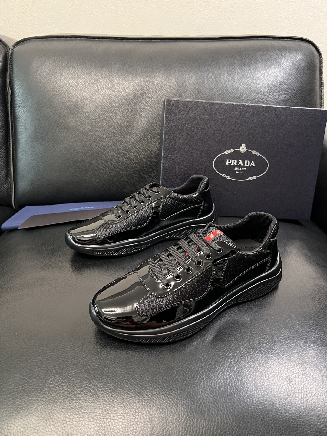 Prada  顶级工艺品，普拉达 专柜同步，原厂配置意大利进口牛皮拼布面料，进口牛皮内里垫，透气舒适，鞋
