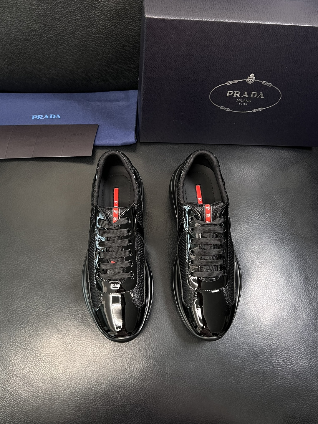 Prada  顶级工艺品，普拉达 专柜同步，原厂配置意大利进口牛皮拼布面料，进口牛皮内里垫，透气舒适，鞋