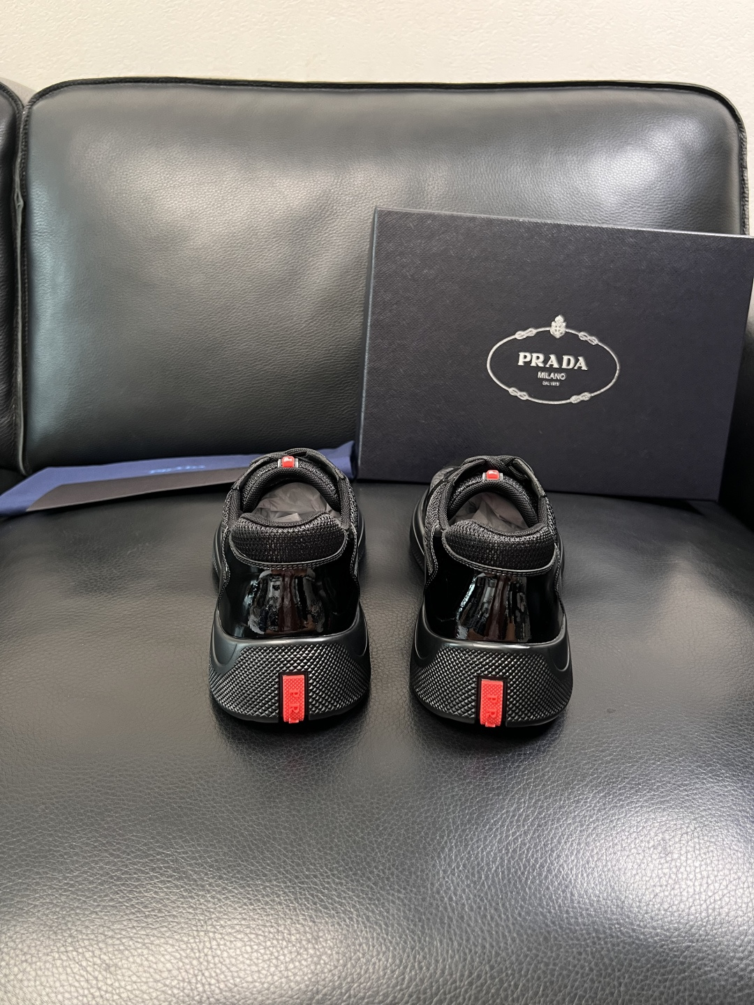 Prada  顶级工艺品，普拉达 专柜同步，原厂配置意大利进口牛皮拼布面料，进口牛皮内里垫，透气舒适，鞋