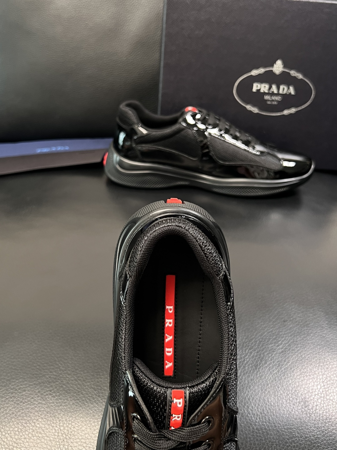 Prada  顶级工艺品，普拉达 专柜同步，原厂配置意大利进口牛皮拼布面料，进口牛皮内里垫，透气舒适，鞋