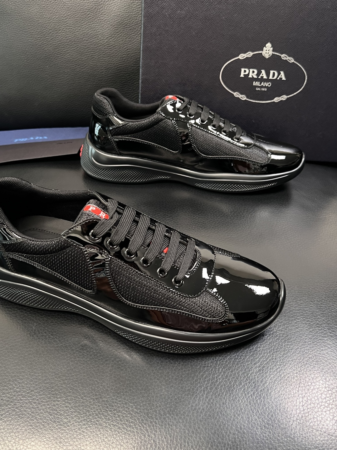 Prada  顶级工艺品，普拉达 专柜同步，原厂配置意大利进口牛皮拼布面料，进口牛皮内里垫，透气舒适，鞋