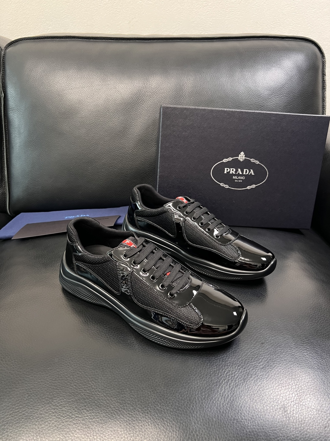 Prada  顶级工艺品，普拉达 专柜同步，原厂配置意大利进口牛皮拼布面料，进口牛皮内里垫，透气舒适，鞋