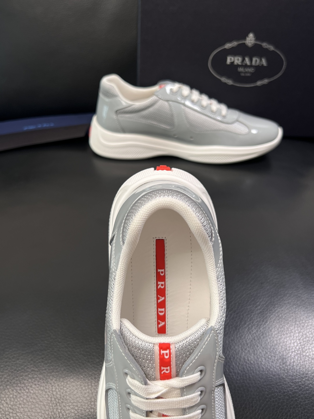 Prada  顶级工艺品，普拉达 专柜同步，原厂配置意大利进口牛皮拼布面料，进口牛皮内里垫，透气舒适，鞋
