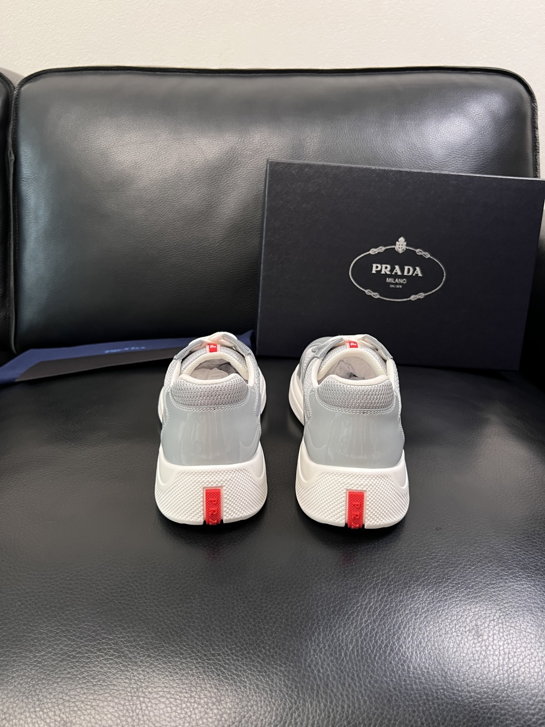 Prada  顶级工艺品，普拉达 专柜同步，原厂配置意大利进口牛皮拼布面料，进口牛皮内里垫，透气舒适，鞋