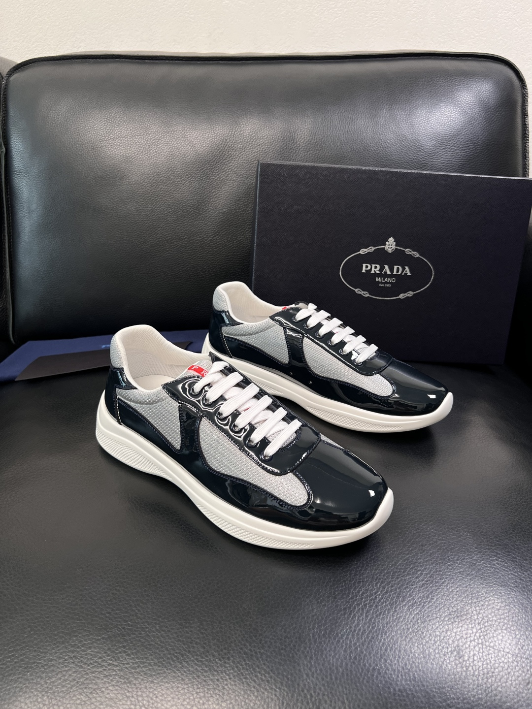 Prada  顶级工艺品，普拉达 专柜同步，原厂配置意大利进口牛皮拼布面料，进口牛皮内里垫，透气舒适，鞋