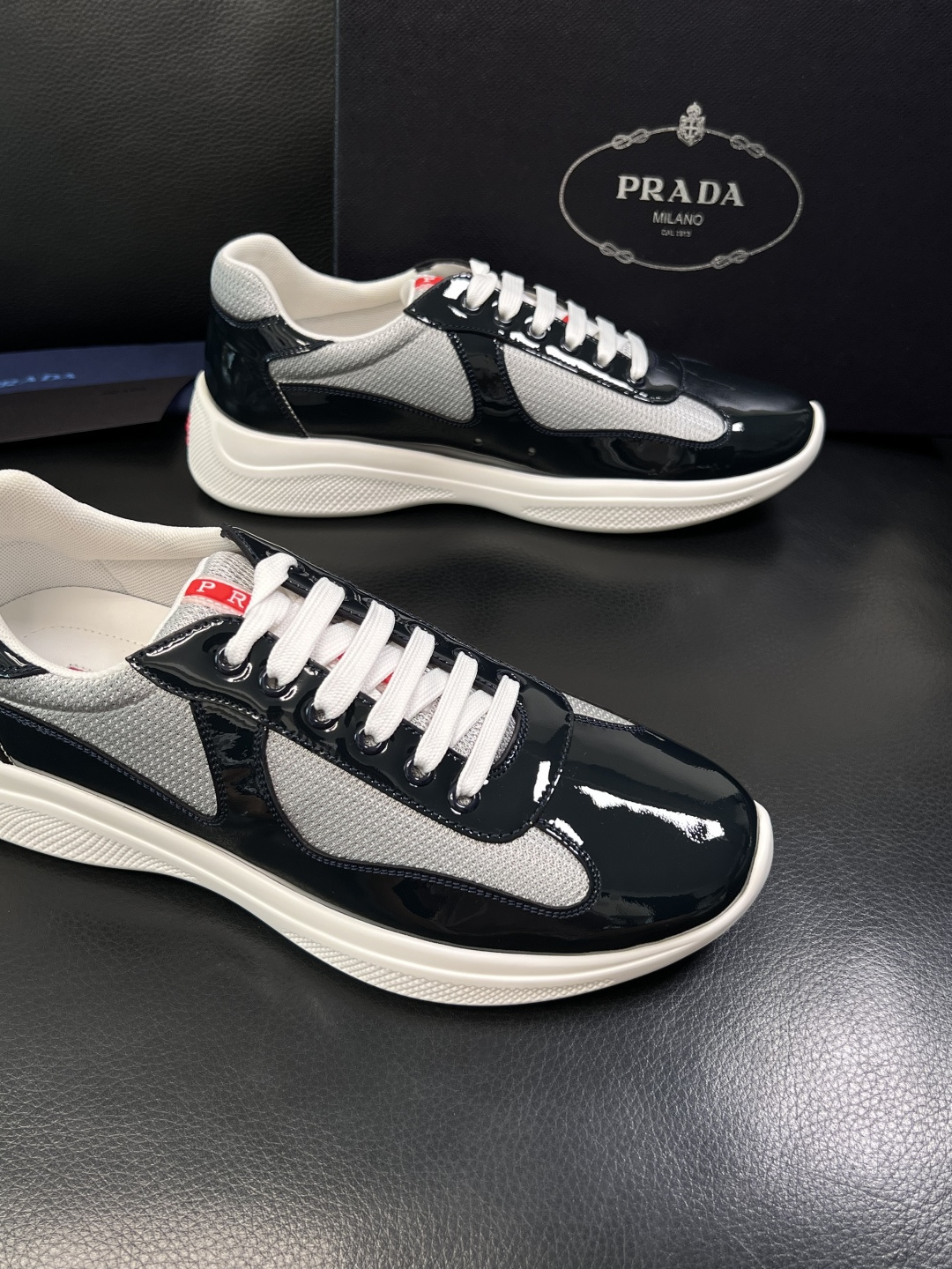 Prada  顶级工艺品，普拉达 专柜同步，原厂配置意大利进口牛皮拼布面料，进口牛皮内里垫，透气舒适，鞋