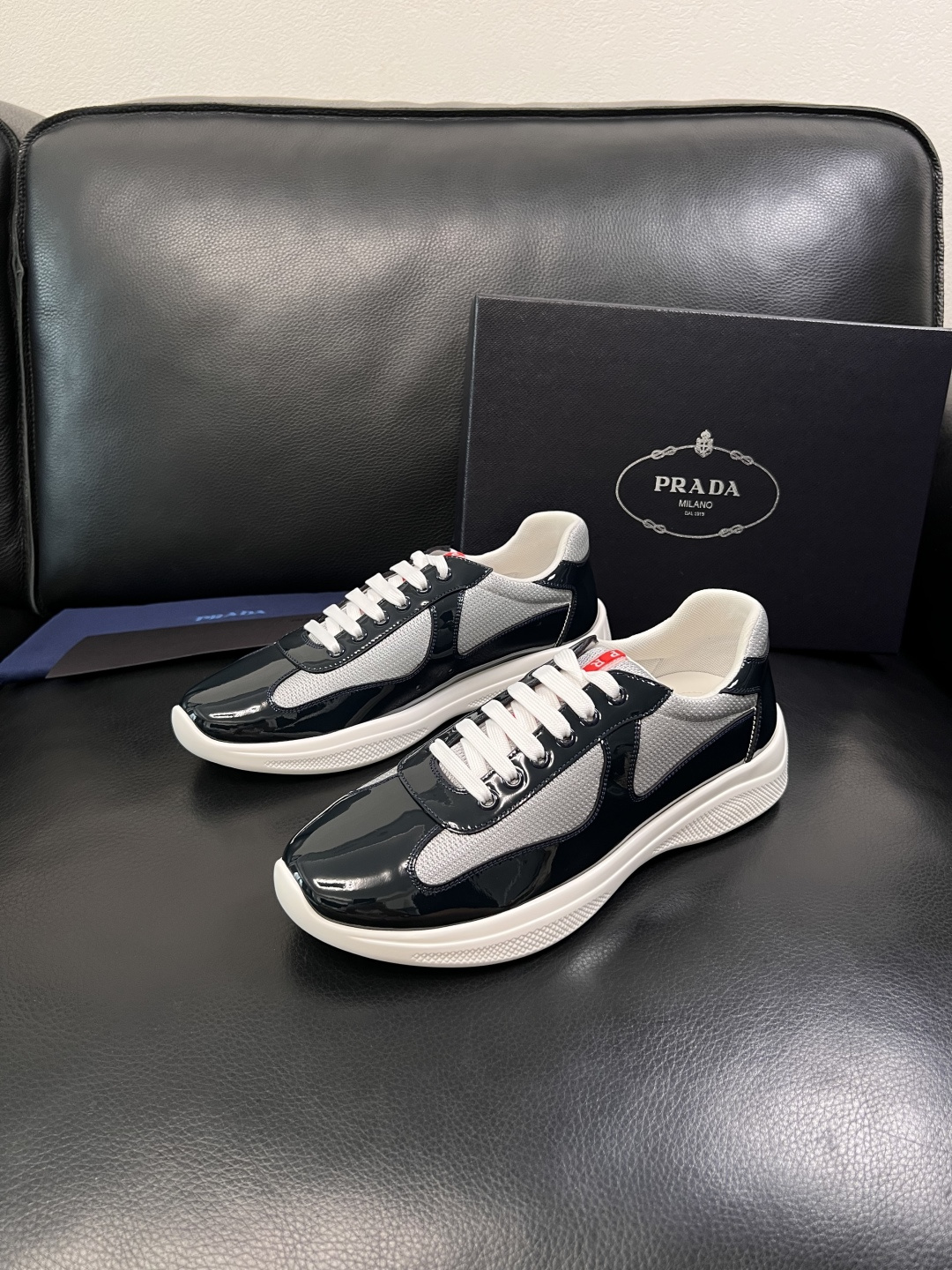 Prada  顶级工艺品，普拉达 专柜同步，原厂配置意大利进口牛皮拼布面料，进口牛皮内里垫，透气舒适，鞋