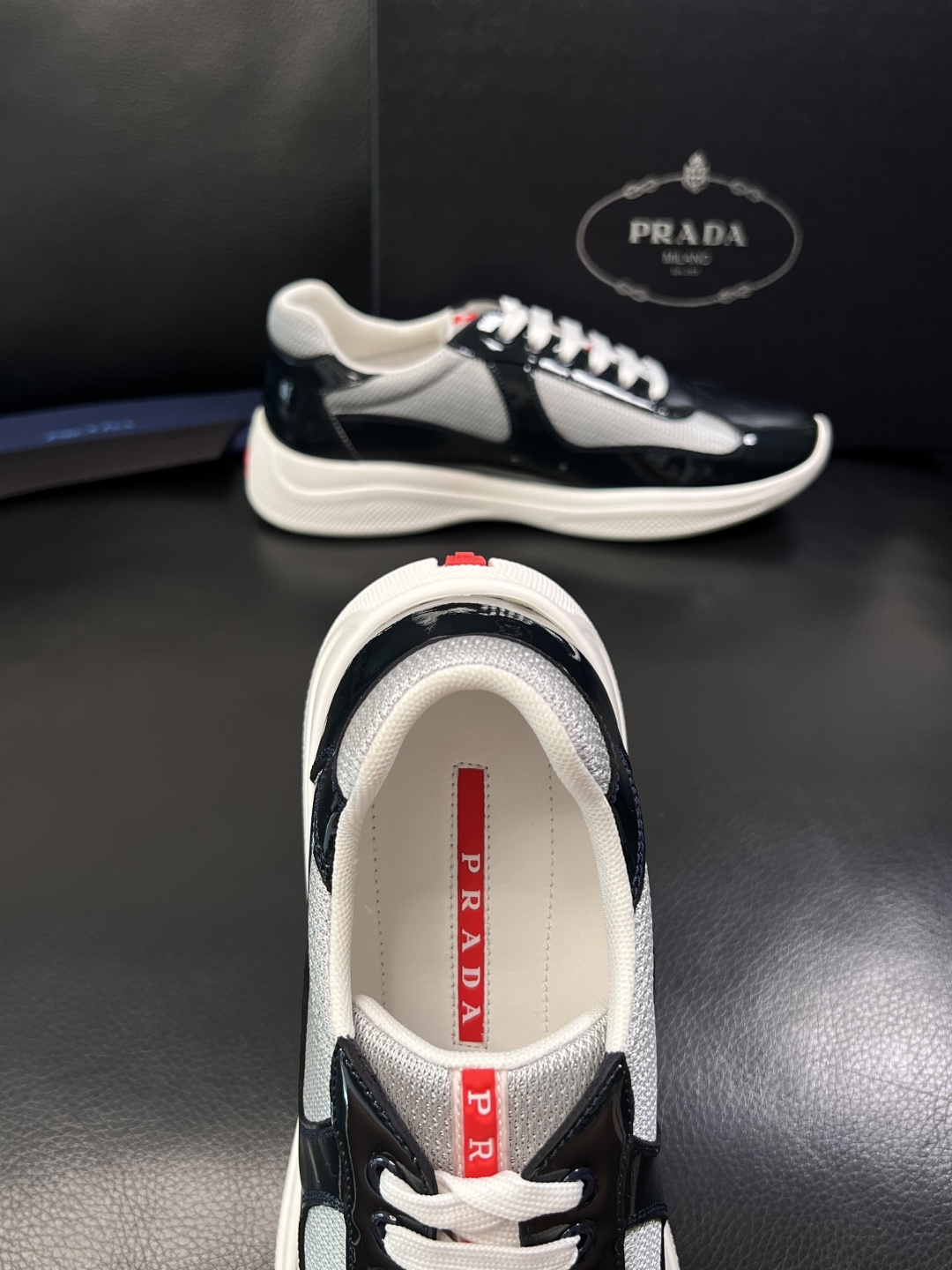 Prada  顶级工艺品，普拉达 专柜同步，原厂配置意大利进口牛皮拼布面料，进口牛皮内里垫，透气舒适，鞋
