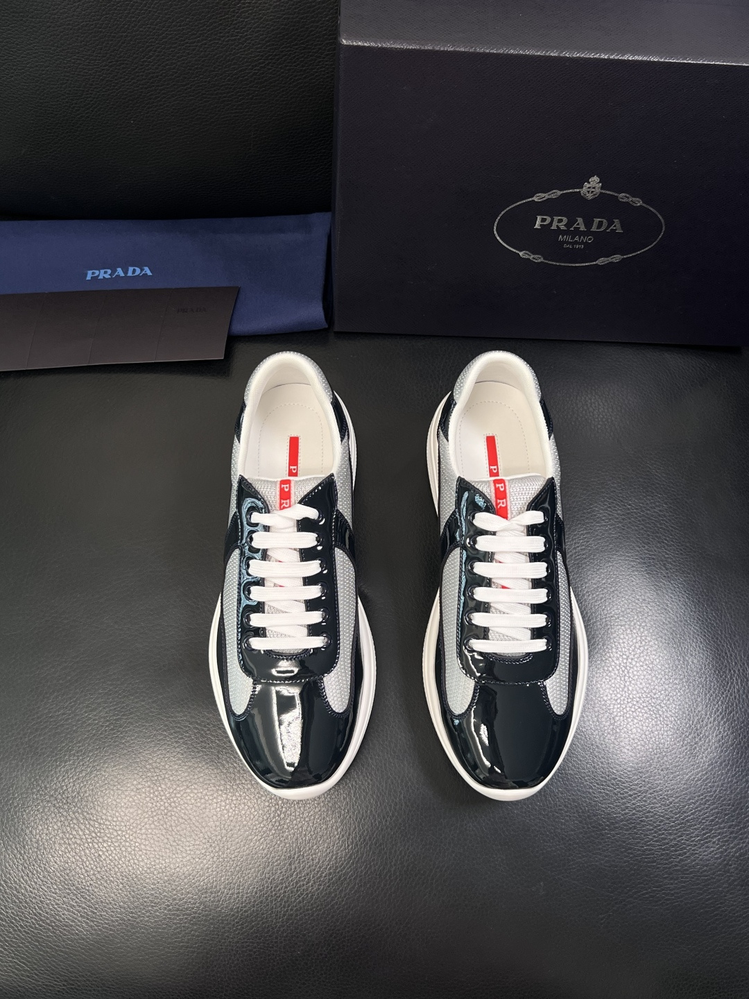 Prada  顶级工艺品，普拉达 专柜同步，原厂配置意大利进口牛皮拼布面料，进口牛皮内里垫，透气舒适，鞋