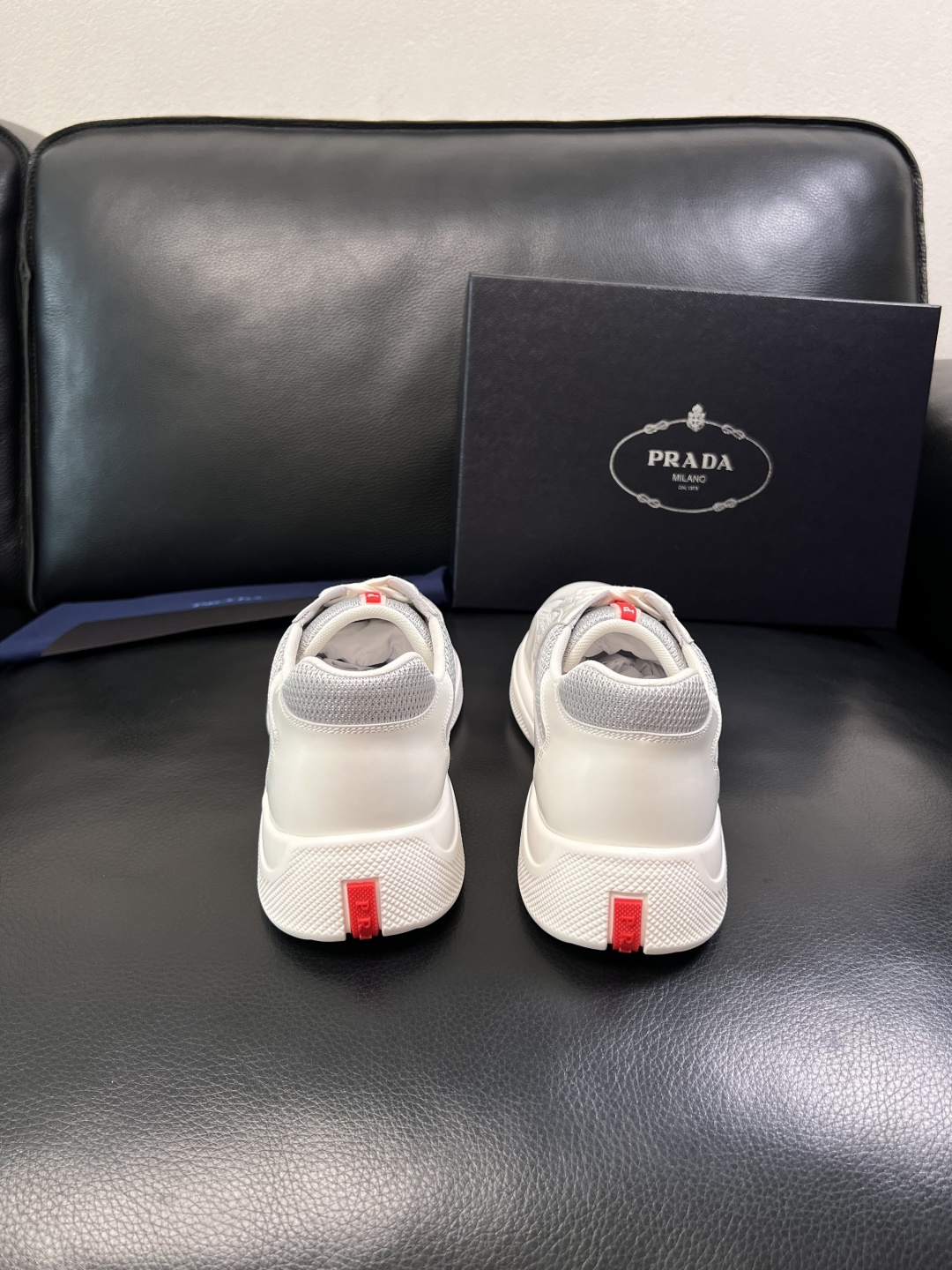 Prada  顶级工艺品，普拉达 专柜同步，原厂配置意大利进口牛皮拼布面料，进口牛皮内里垫，透气舒适，鞋