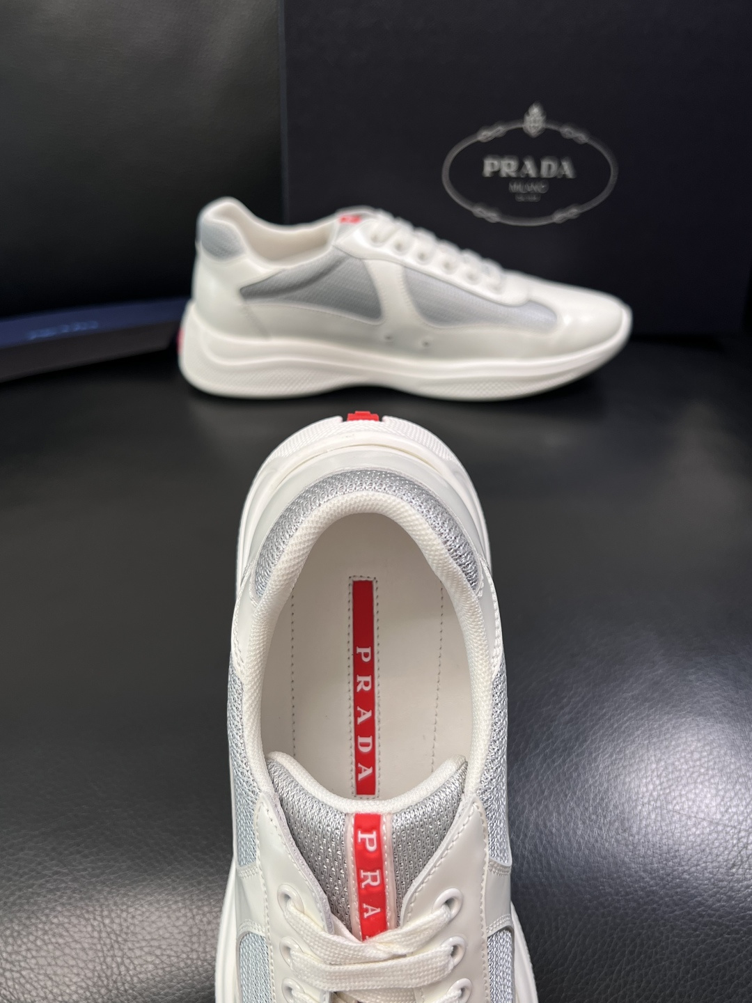 Prada  顶级工艺品，普拉达 专柜同步，原厂配置意大利进口牛皮拼布面料，进口牛皮内里垫，透气舒适，鞋