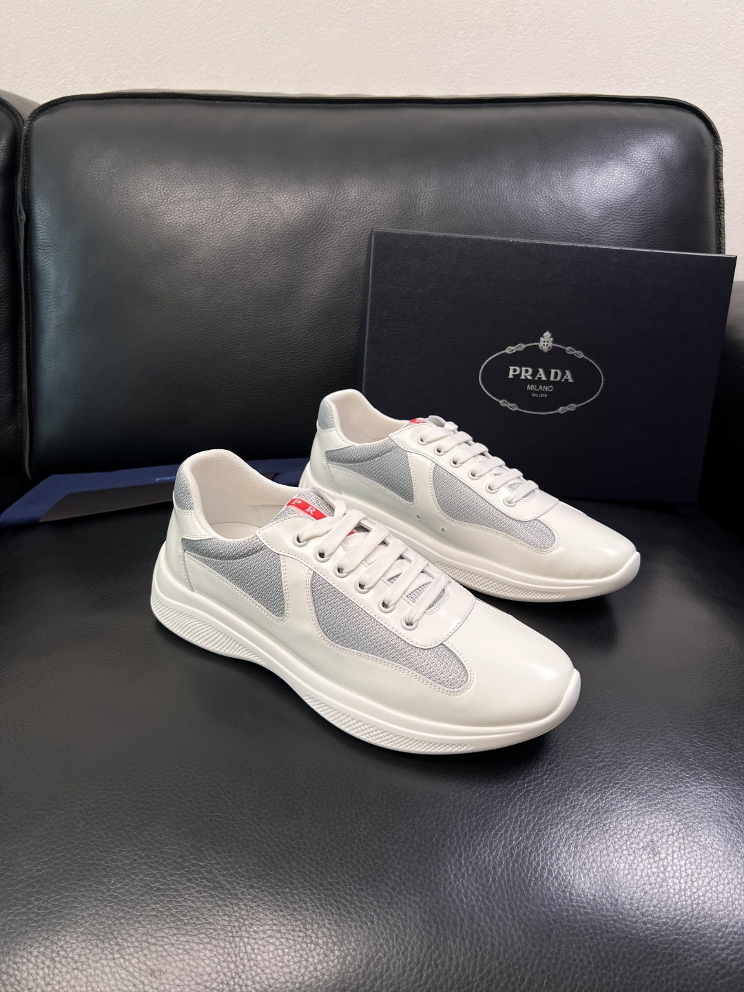 Prada  顶级工艺品，普拉达 专柜同步，原厂配置意大利进口牛皮拼布面料，进口牛皮内里垫，透气舒适，鞋