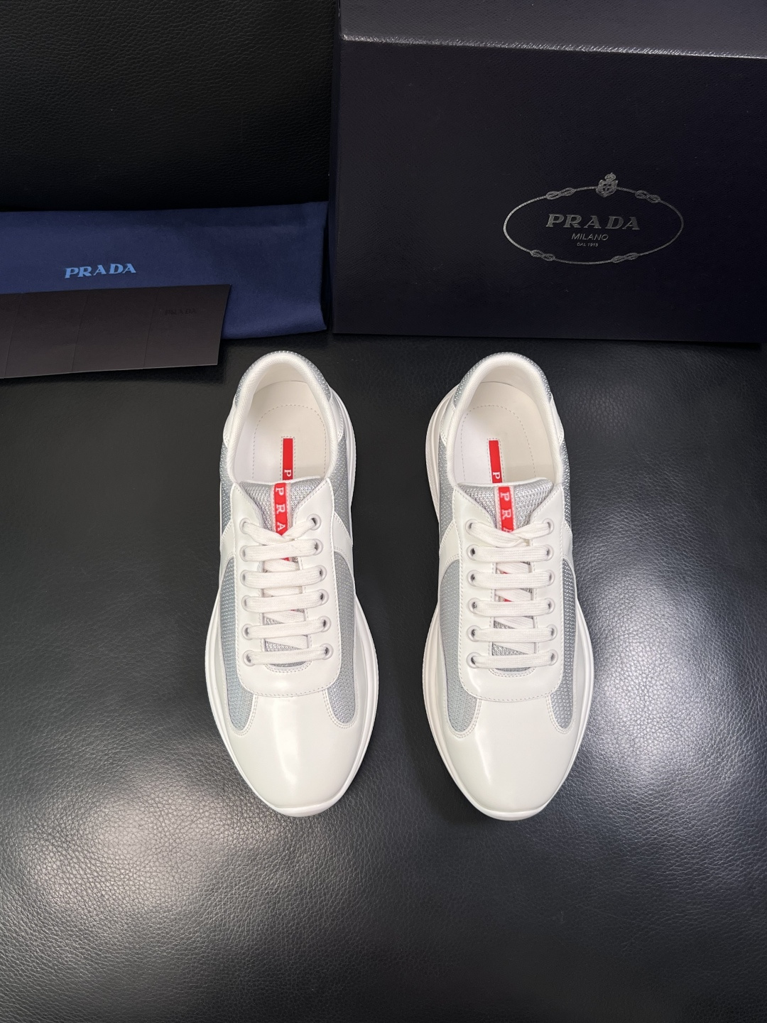 Prada  顶级工艺品，普拉达 专柜同步，原厂配置意大利进口牛皮拼布面料，进口牛皮内里垫，透气舒适，鞋
