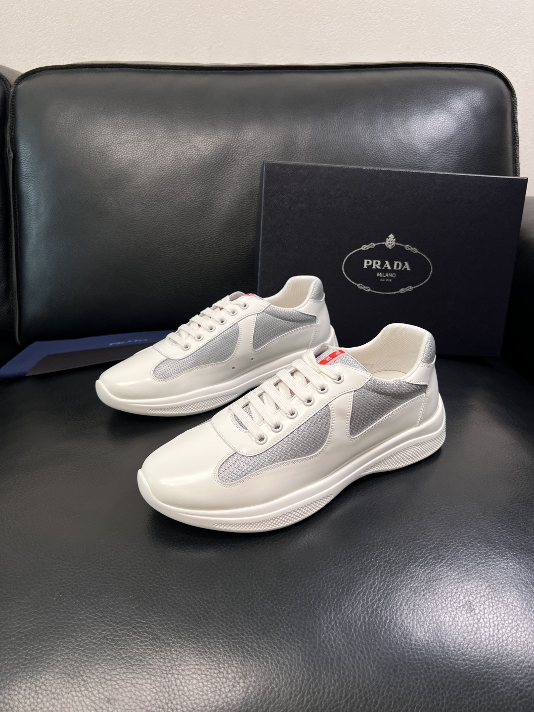 Prada  顶级工艺品，普拉达 专柜同步，原厂配置意大利进口牛皮拼布面料，进口牛皮内里垫，透气舒适，鞋