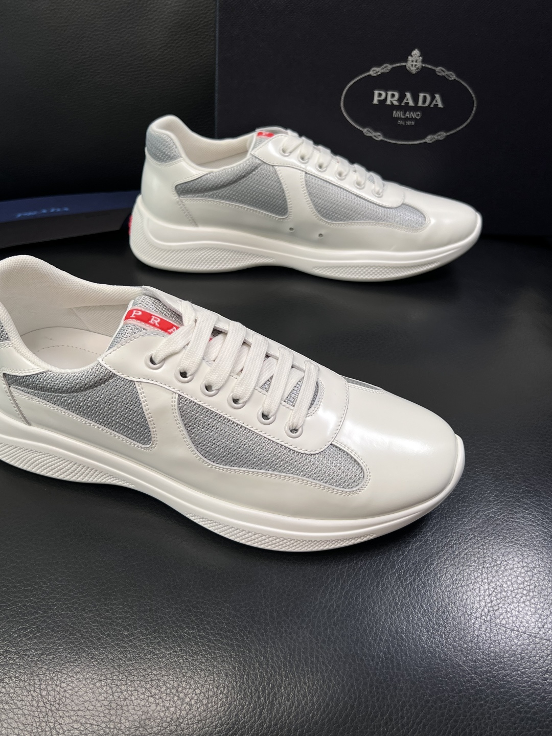 Prada  顶级工艺品，普拉达 专柜同步，原厂配置意大利进口牛皮拼布面料，进口牛皮内里垫，透气舒适，鞋