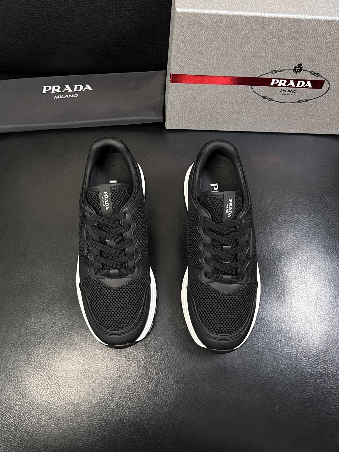 PRADA  高品质  顶级工艺品 普拉达 专柜同步 原厂配置，意大利进口原版牛皮面料，透气舒适进口水染