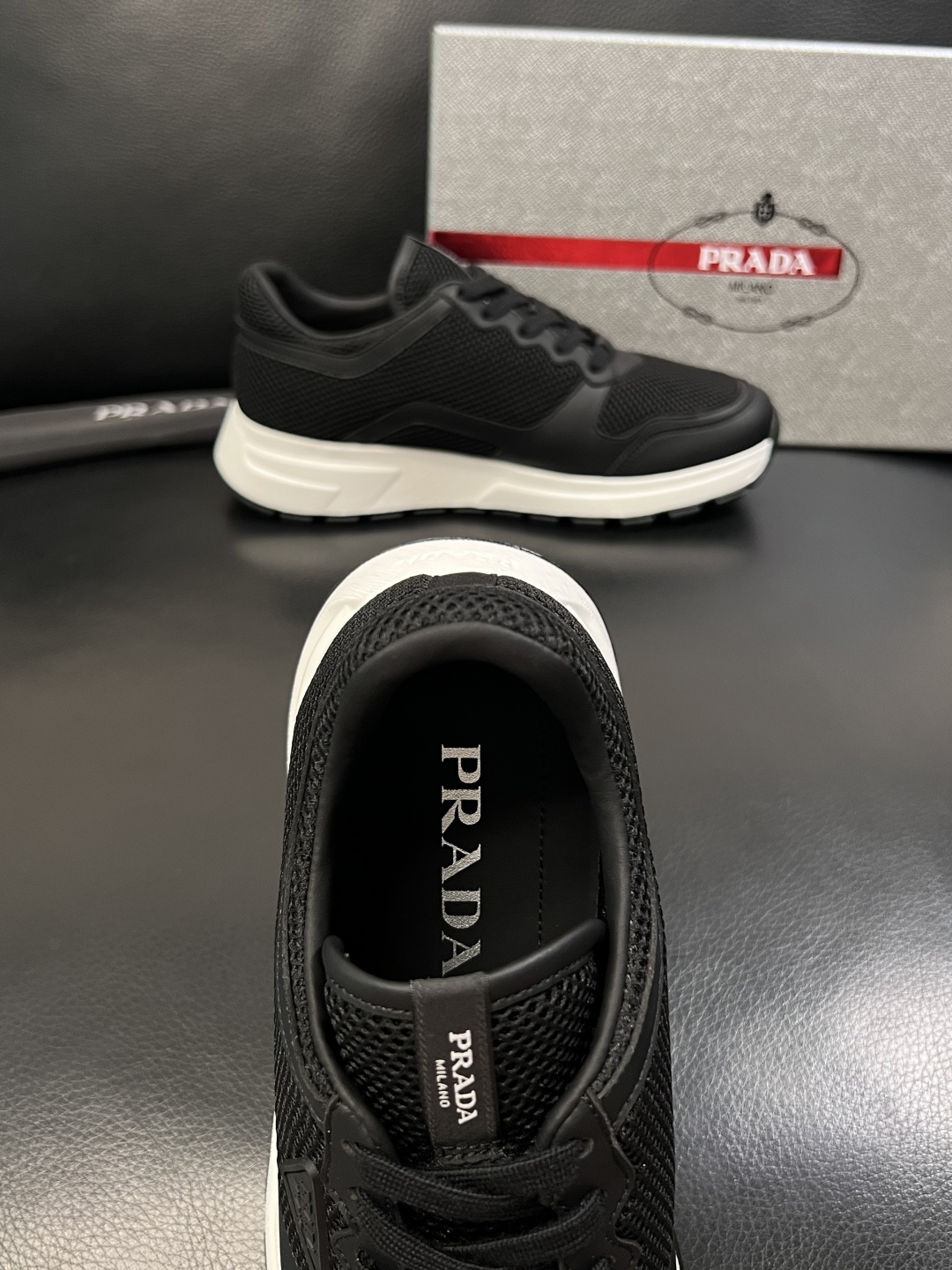 PRADA  高品质  顶级工艺品 普拉达 专柜同步 原厂配置，意大利进口原版牛皮面料，透气舒适进口水染