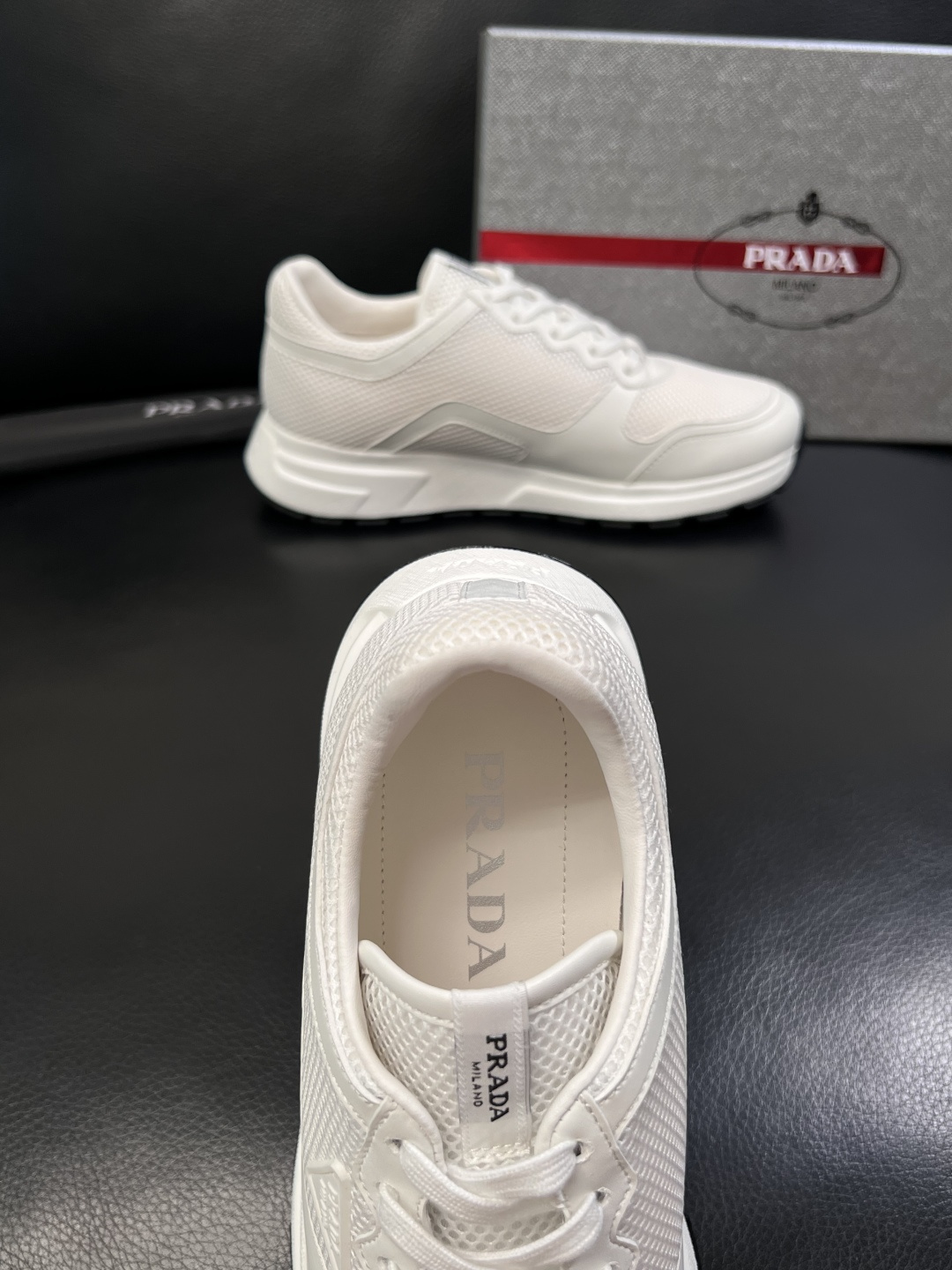 PRADA  高品质  顶级工艺品 普拉达 专柜同步 原厂配置，意大利进口原版牛皮面料，透气舒适进口水染