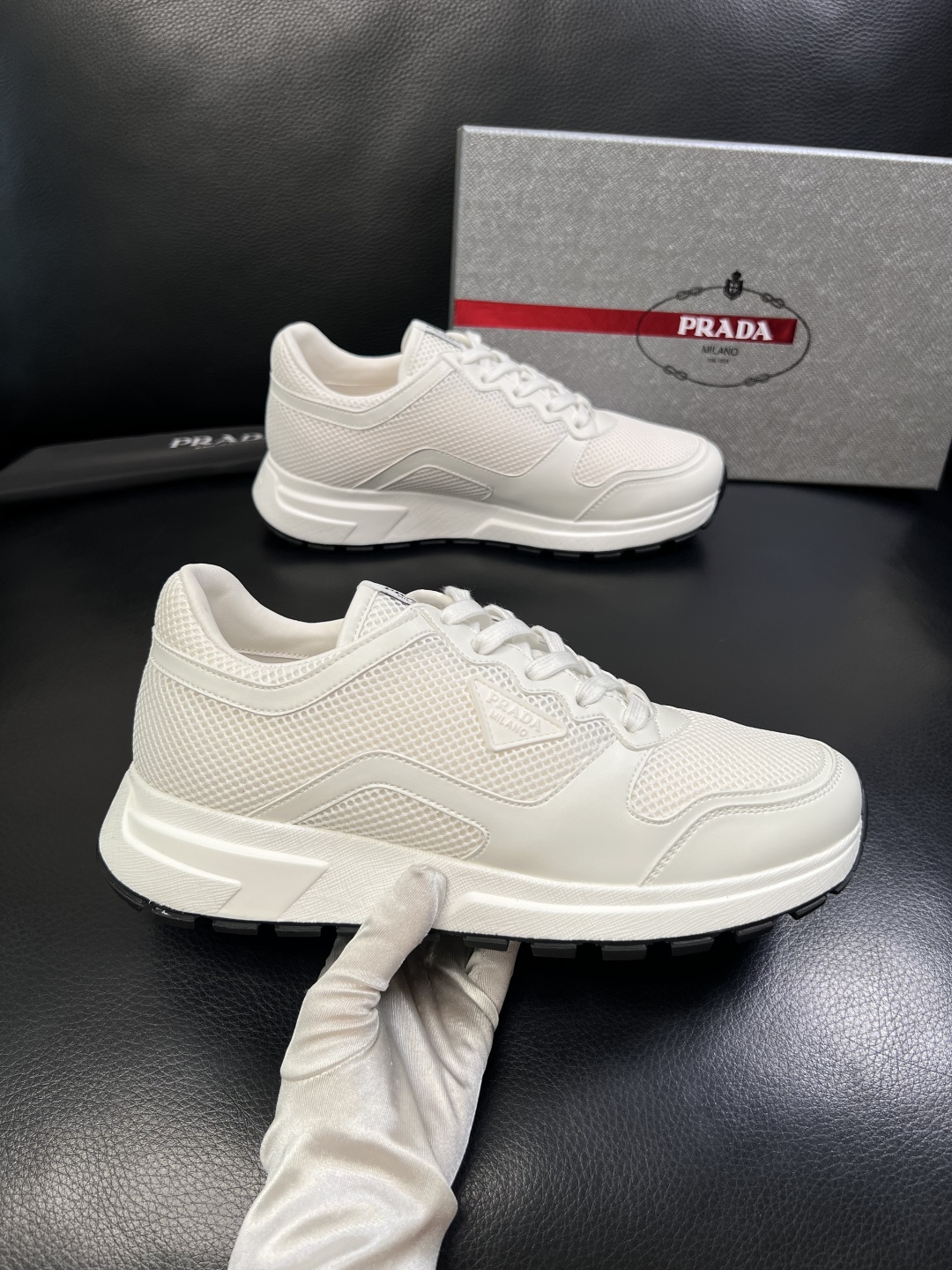 PRADA  高品质  顶级工艺品 普拉达 专柜同步 原厂配置，意大利进口原版牛皮面料，透气舒适进口水染