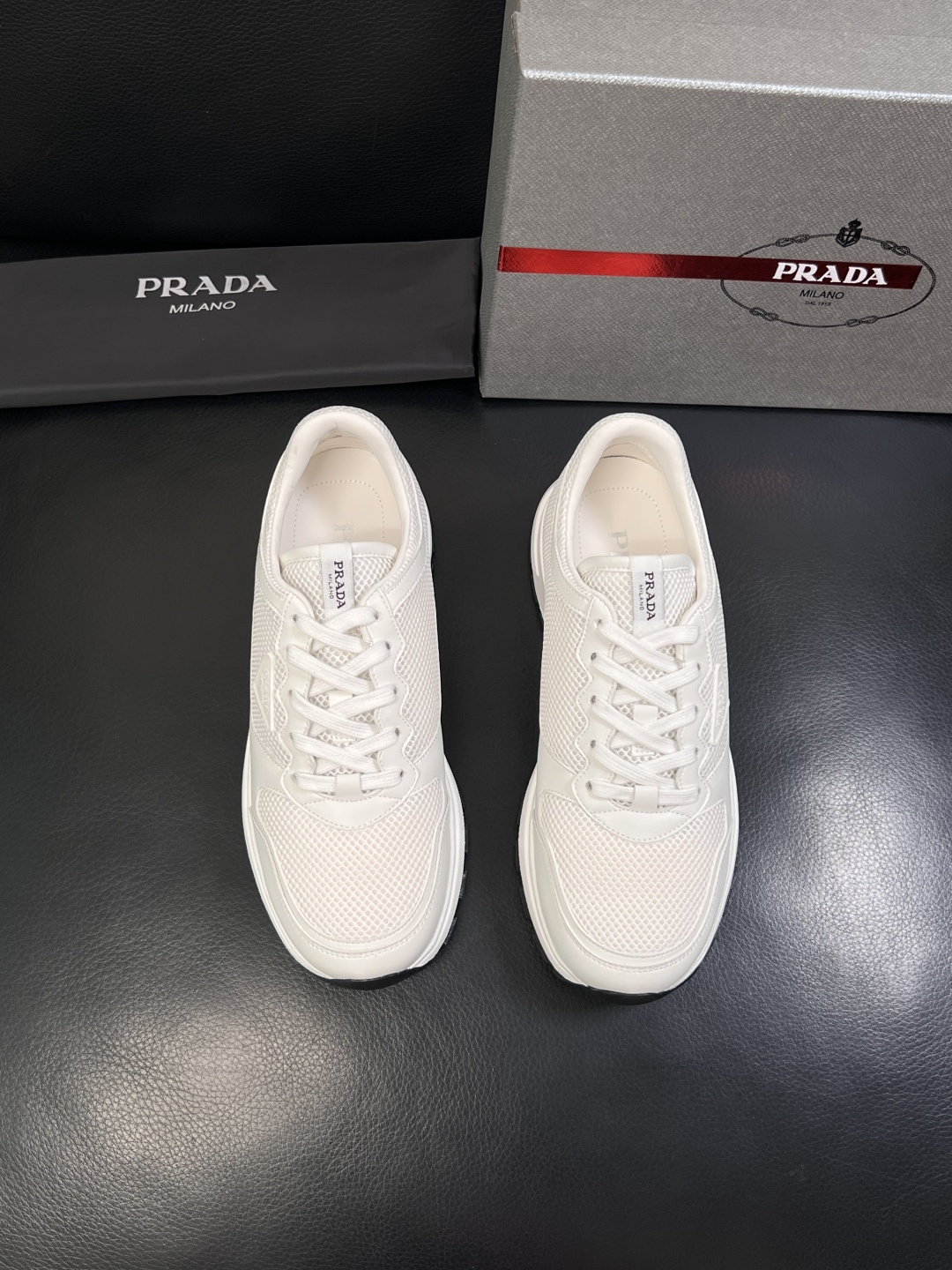 PRADA  高品质  顶级工艺品 普拉达 专柜同步 原厂配置，意大利进口原版牛皮面料，透气舒适进口水染