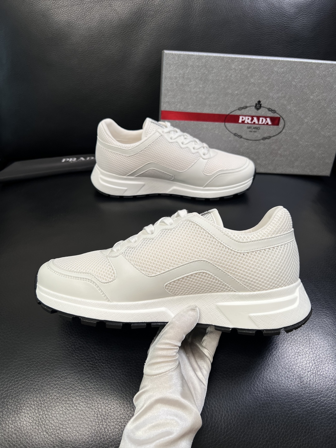 PRADA  高品质  顶级工艺品 普拉达 专柜同步 原厂配置，意大利进口原版牛皮面料，透气舒适进口水染