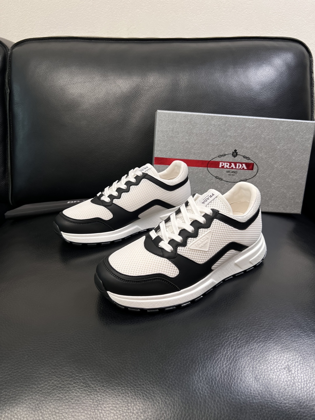 PRADA  高品质  顶级工艺品 普拉达 专柜同步 原厂配置，意大利进口原版牛皮面料，透气舒适进口水染