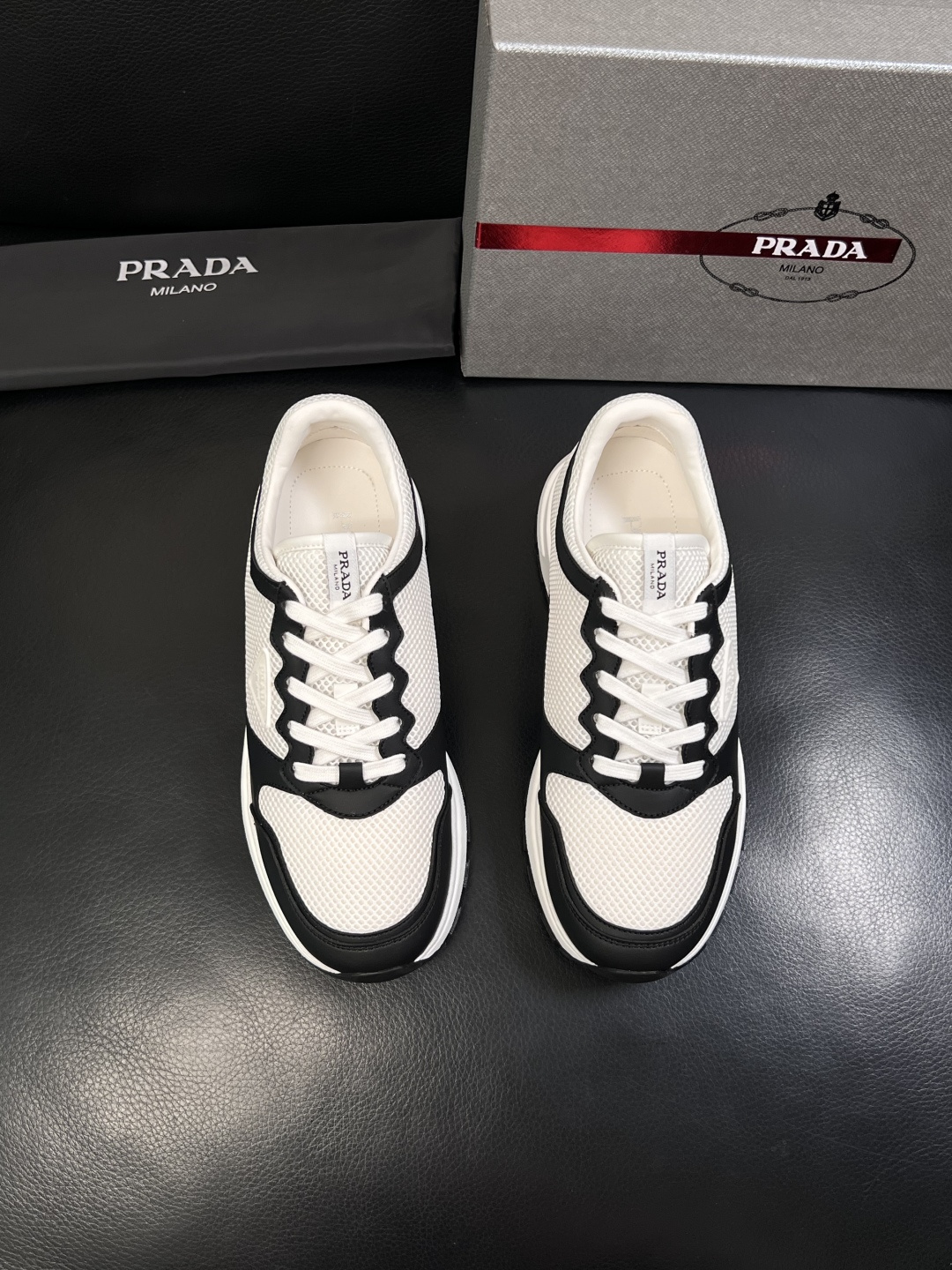 PRADA  高品质  顶级工艺品 普拉达 专柜同步 原厂配置，意大利进口原版牛皮面料，透气舒适进口水染
