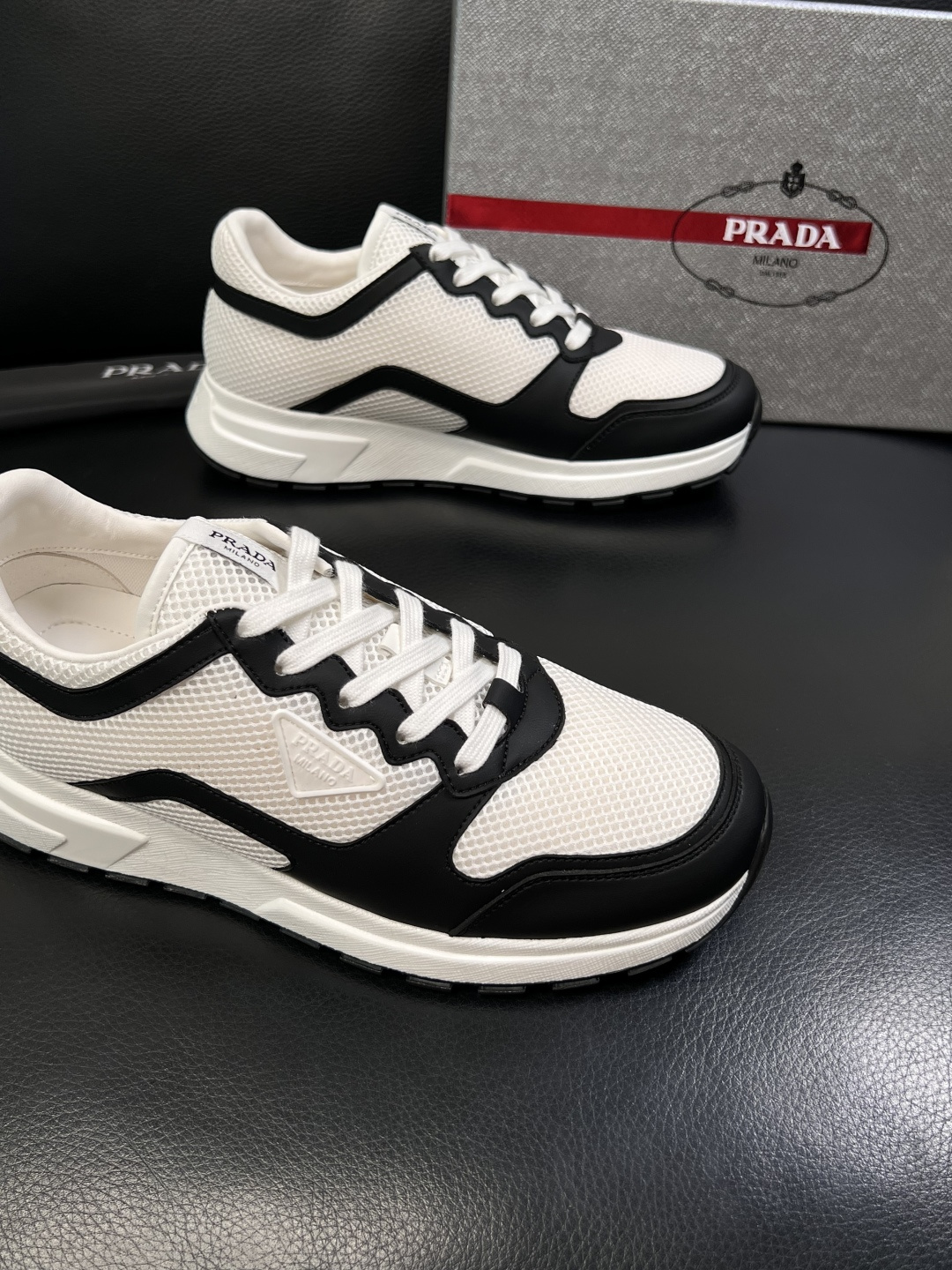 PRADA  高品质  顶级工艺品 普拉达 专柜同步 原厂配置，意大利进口原版牛皮面料，透气舒适进口水染