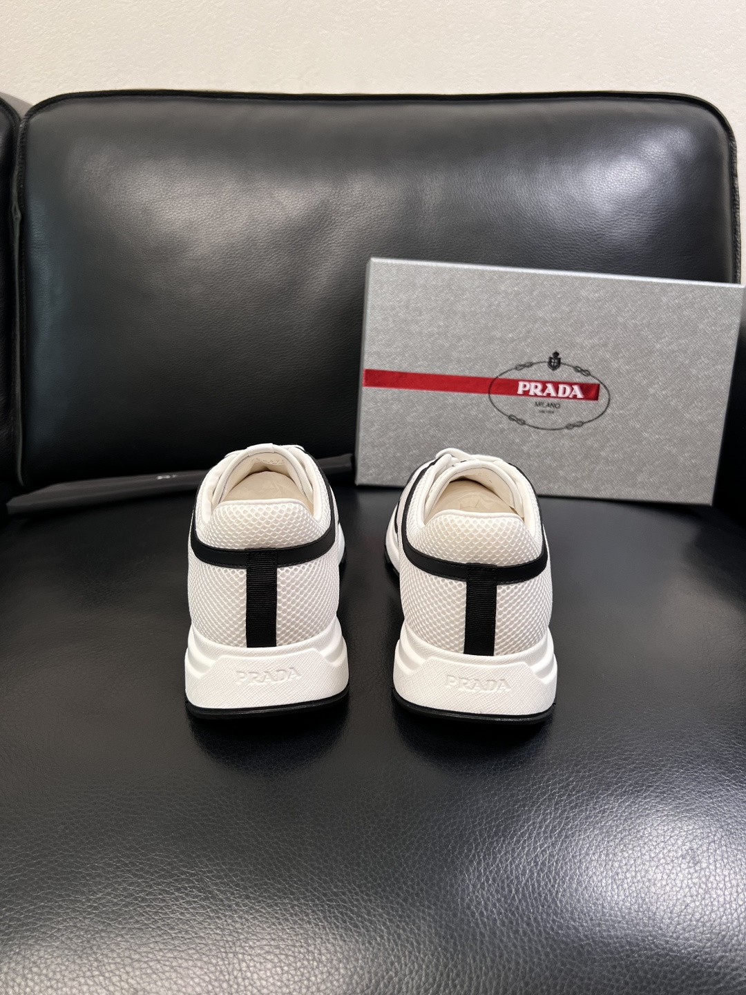 PRADA  高品质  顶级工艺品 普拉达 专柜同步 原厂配置，意大利进口原版牛皮面料，透气舒适进口水染