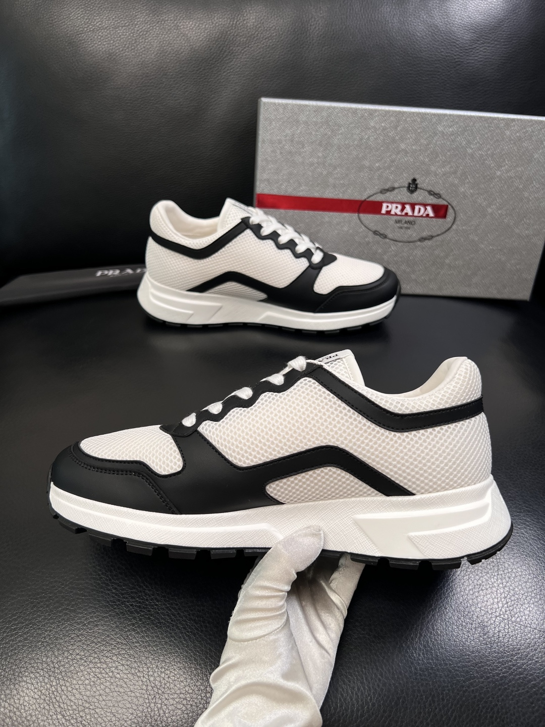 PRADA  高品质  顶级工艺品 普拉达 专柜同步 原厂配置，意大利进口原版牛皮面料，透气舒适进口水染
