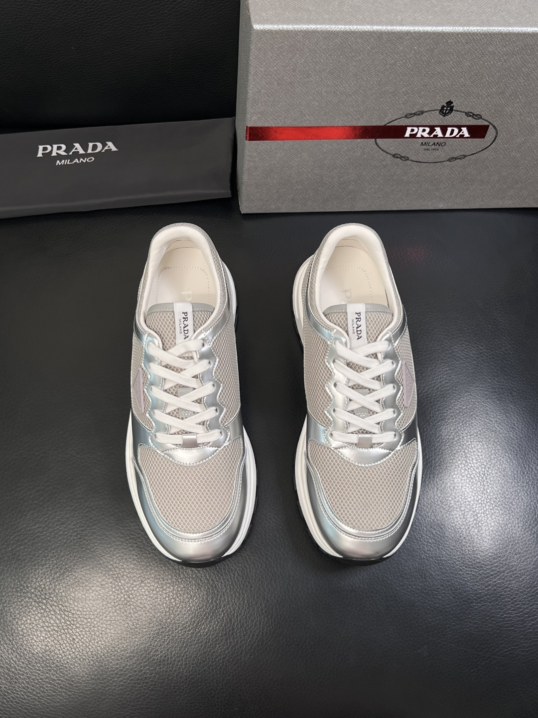 PRADA  高品质  顶级工艺品 普拉达 专柜同步 原厂配置，意大利进口原版牛皮面料，透气舒适进口水染
