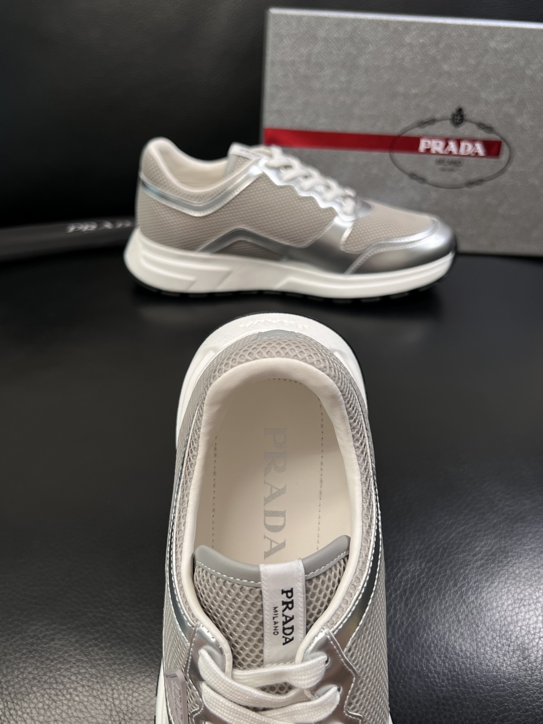 PRADA  高品质  顶级工艺品 普拉达 专柜同步 原厂配置，意大利进口原版牛皮面料，透气舒适进口水染