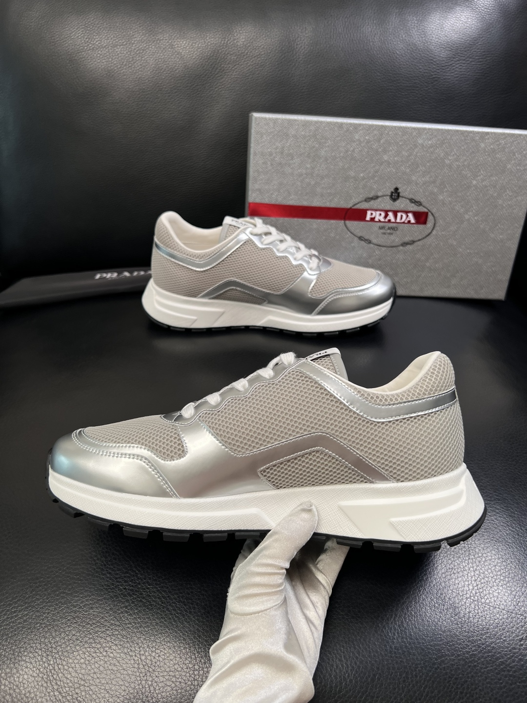 PRADA  高品质  顶级工艺品 普拉达 专柜同步 原厂配置，意大利进口原版牛皮面料，透气舒适进口水染