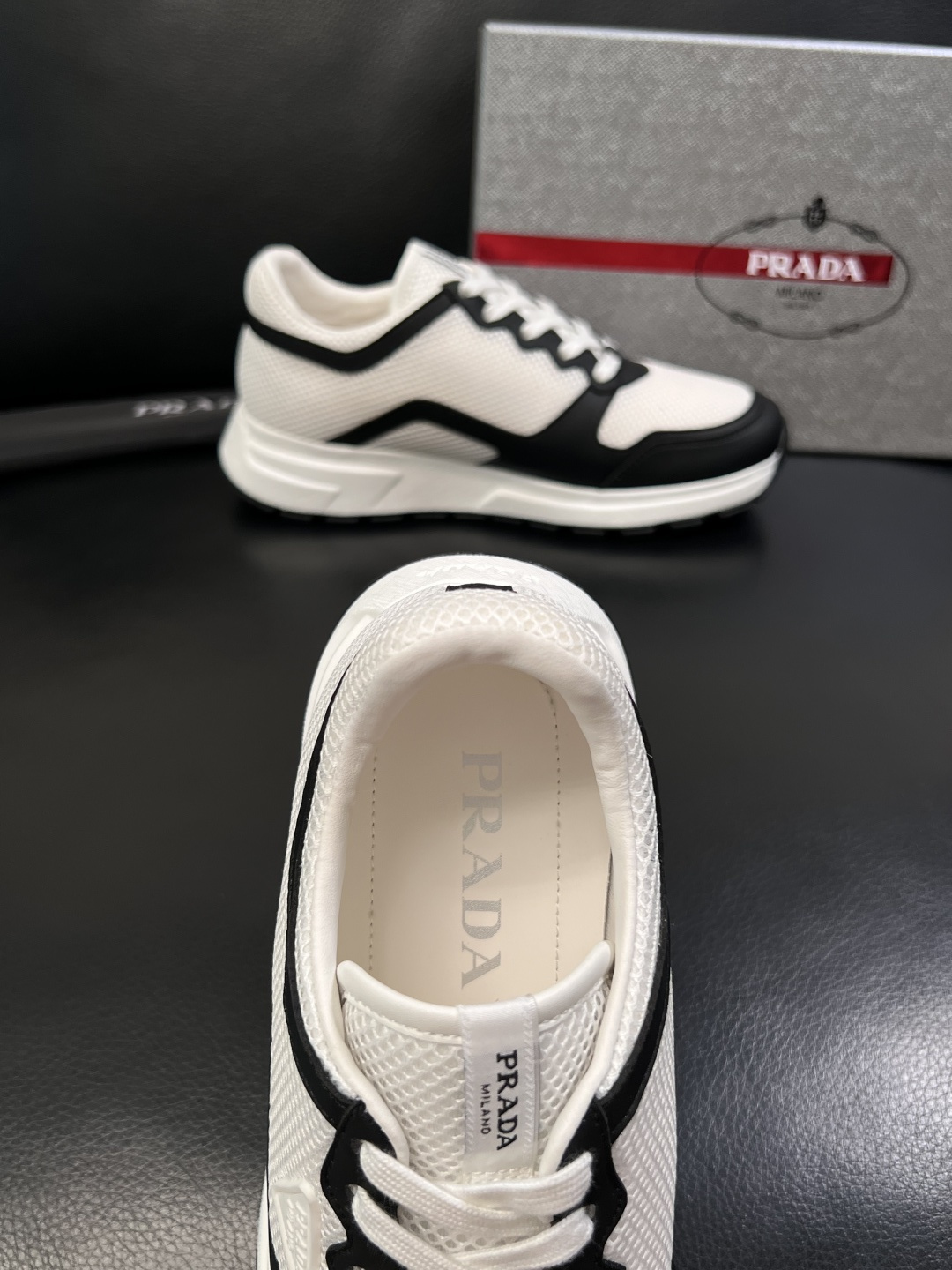 PRADA  高品质  顶级工艺品 普拉达 专柜同步 原厂配置，意大利进口原版牛皮面料，透气舒适进口水染