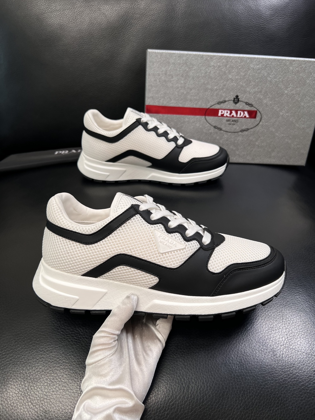 PRADA  高品质  顶级工艺品 普拉达 专柜同步 原厂配置，意大利进口原版牛皮面料，透气舒适进口水染