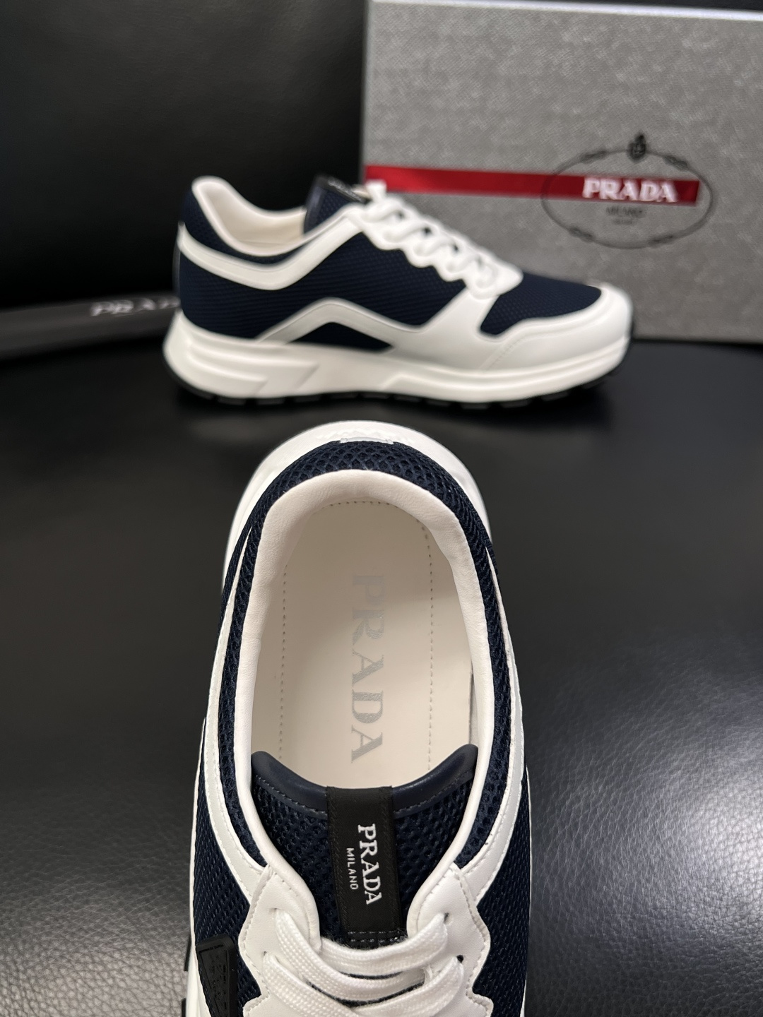 PRADA  高品质  顶级工艺品 普拉达 专柜同步 原厂配置，意大利进口原版牛皮面料，透气舒适进口水染