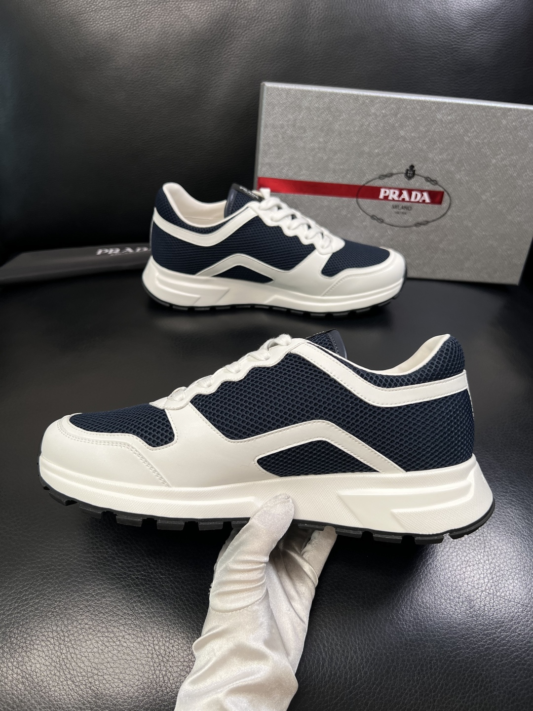 PRADA  高品质  顶级工艺品 普拉达 专柜同步 原厂配置，意大利进口原版牛皮面料，透气舒适进口水染