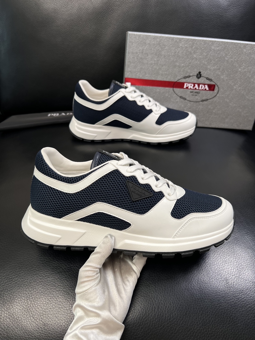PRADA  高品质  顶级工艺品 普拉达 专柜同步 原厂配置，意大利进口原版牛皮面料，透气舒适进口水染