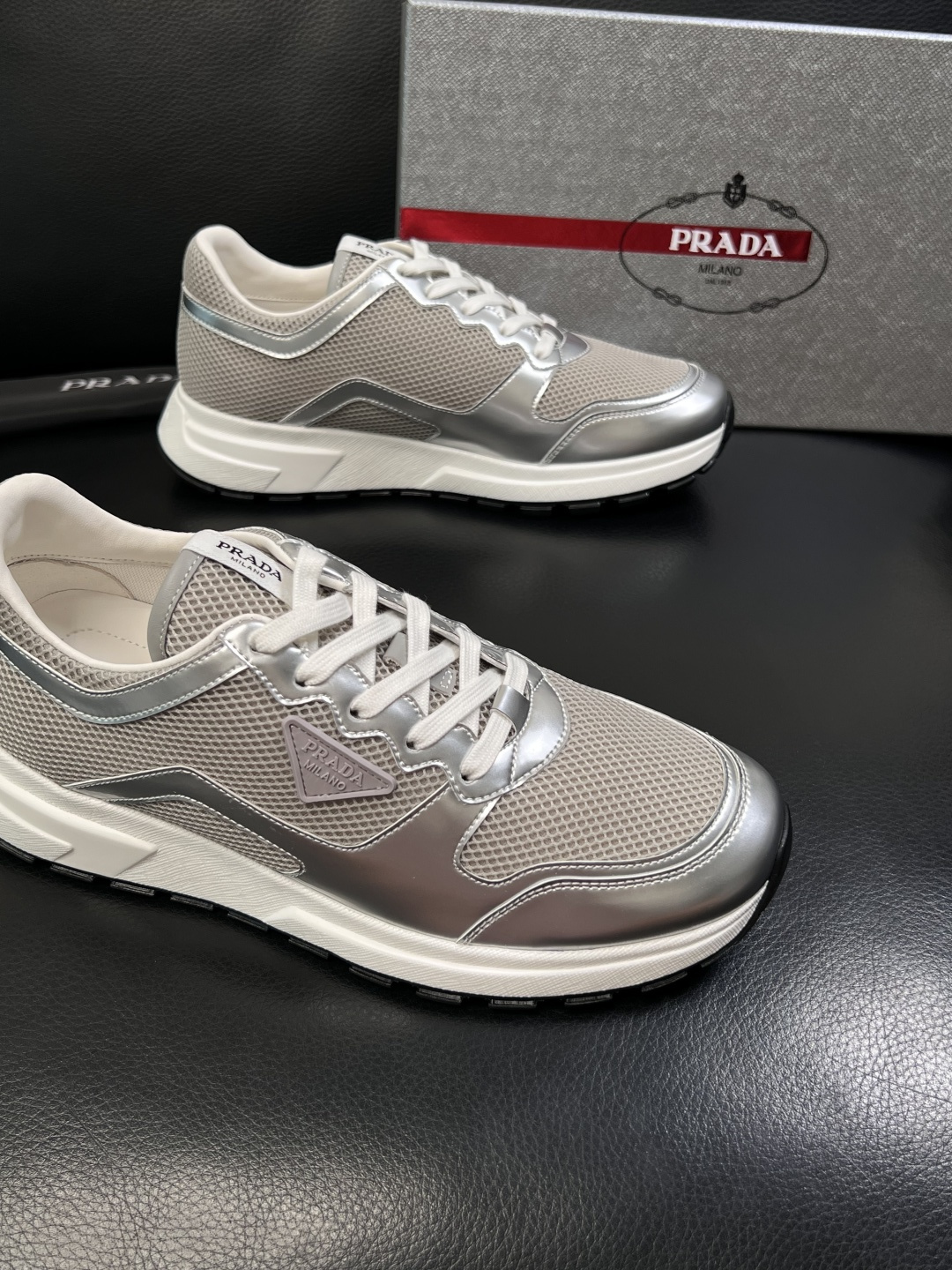 PRADA  高品质  顶级工艺品 普拉达 专柜同步 原厂配置，意大利进口原版牛皮面料，透气舒适进口水染