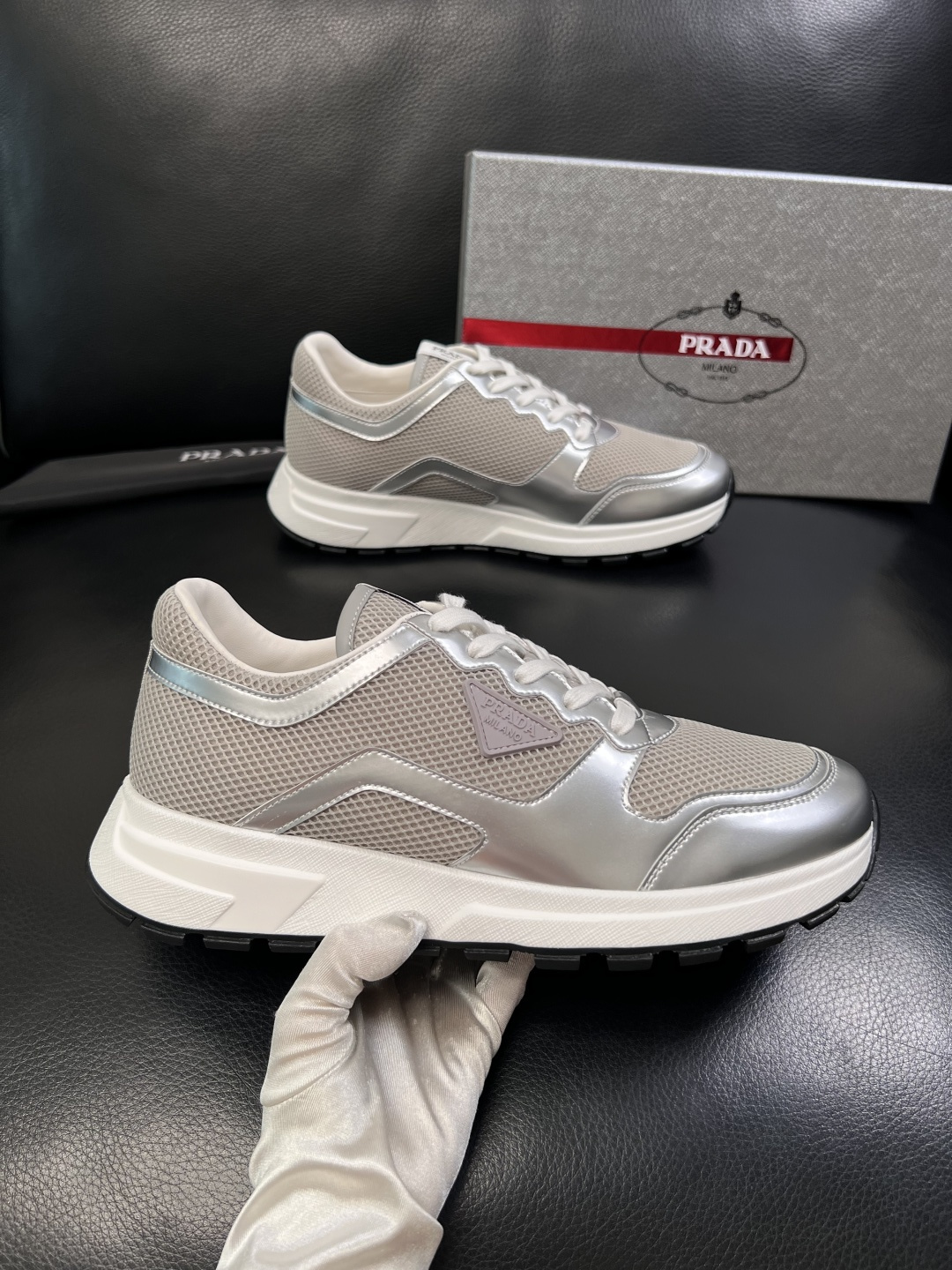 PRADA  高品质  顶级工艺品 普拉达 专柜同步 原厂配置，意大利进口原版牛皮面料，透气舒适进口水染