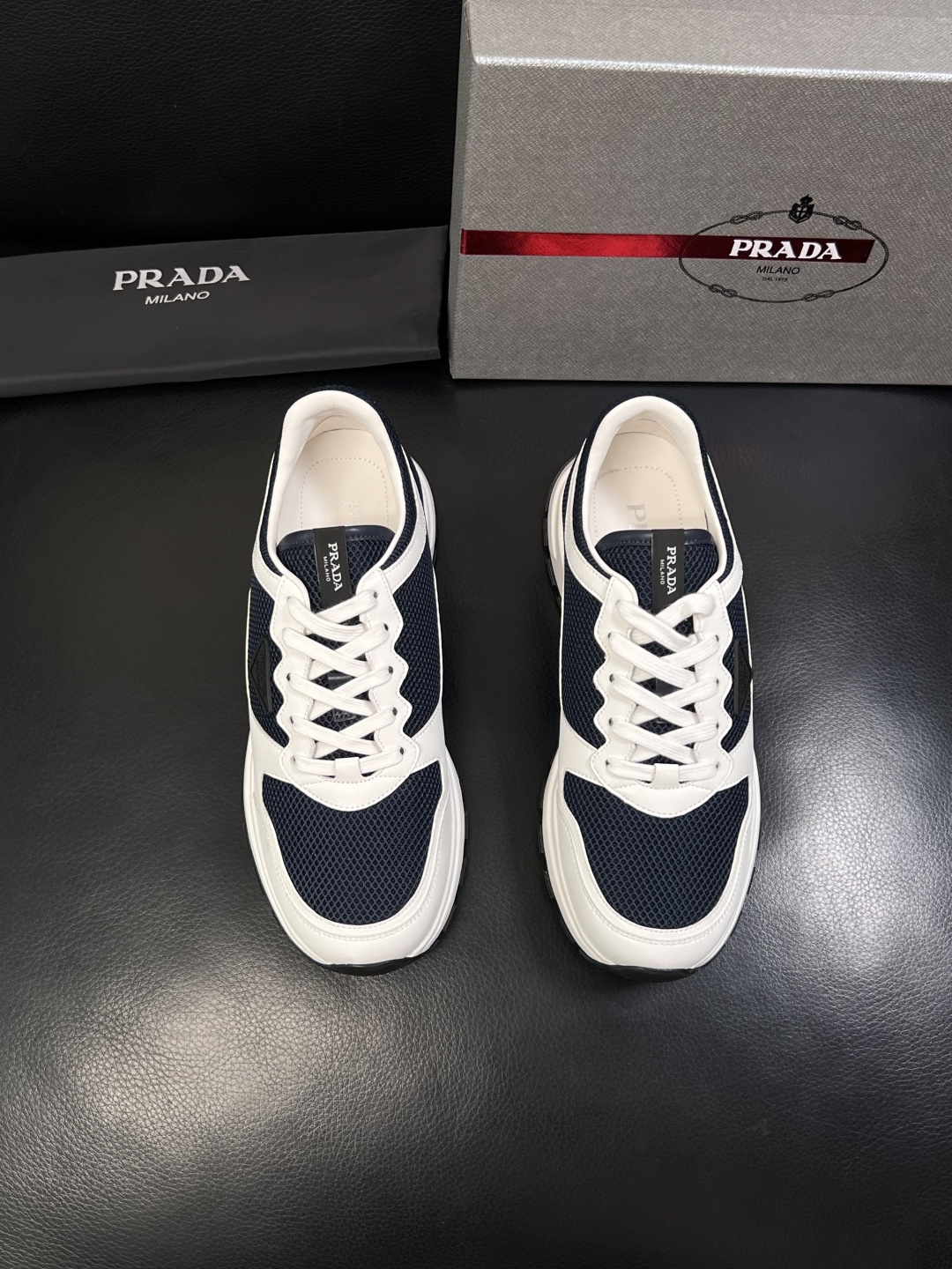 PRADA  高品质  顶级工艺品 普拉达 专柜同步 原厂配置，意大利进口原版牛皮面料，透气舒适进口水染