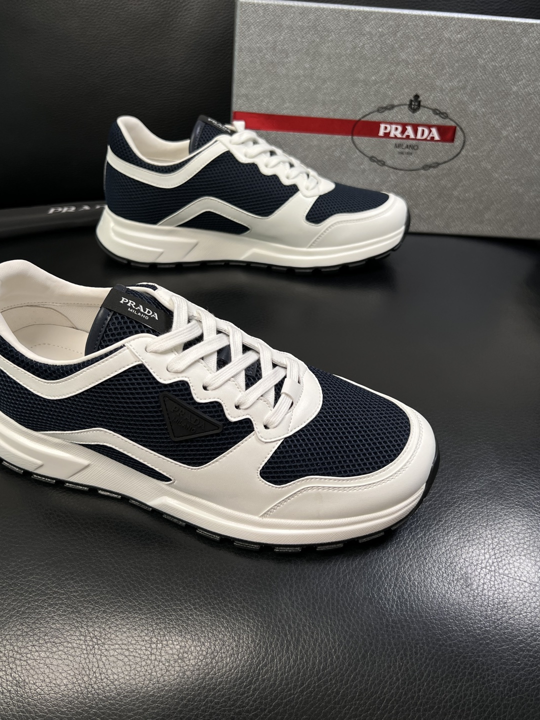 PRADA  高品质  顶级工艺品 普拉达 专柜同步 原厂配置，意大利进口原版牛皮面料，透气舒适进口水染