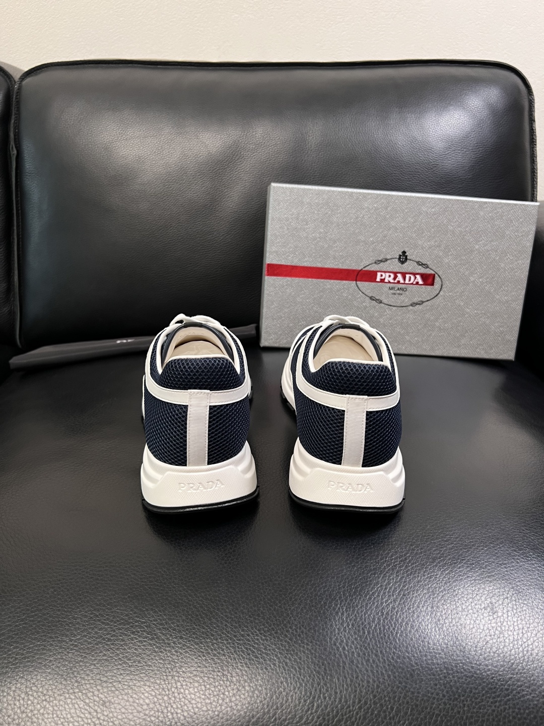 PRADA  高品质  顶级工艺品 普拉达 专柜同步 原厂配置，意大利进口原版牛皮面料，透气舒适进口水染