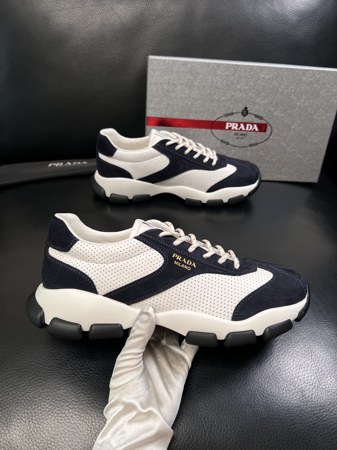 PRADA  高品质  顶级工艺品 普拉达 专柜同步 原厂配置，意大利进口原版牛皮面料，透气舒适进口水染