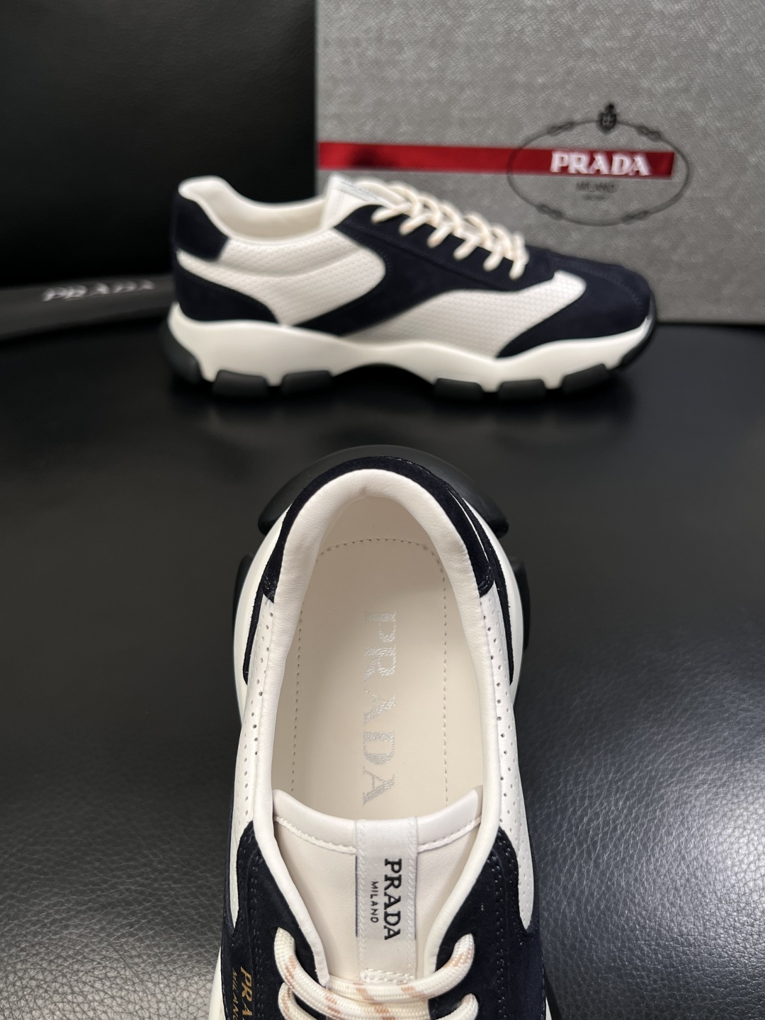 PRADA  高品质  顶级工艺品 普拉达 专柜同步 原厂配置，意大利进口原版牛皮面料，透气舒适进口水染