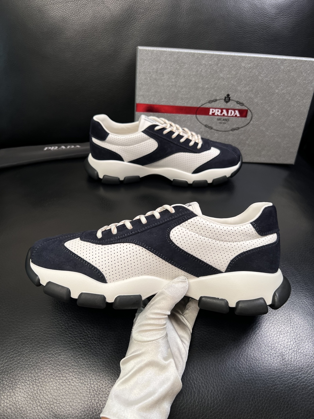 PRADA  高品质  顶级工艺品 普拉达 专柜同步 原厂配置，意大利进口原版牛皮面料，透气舒适进口水染
