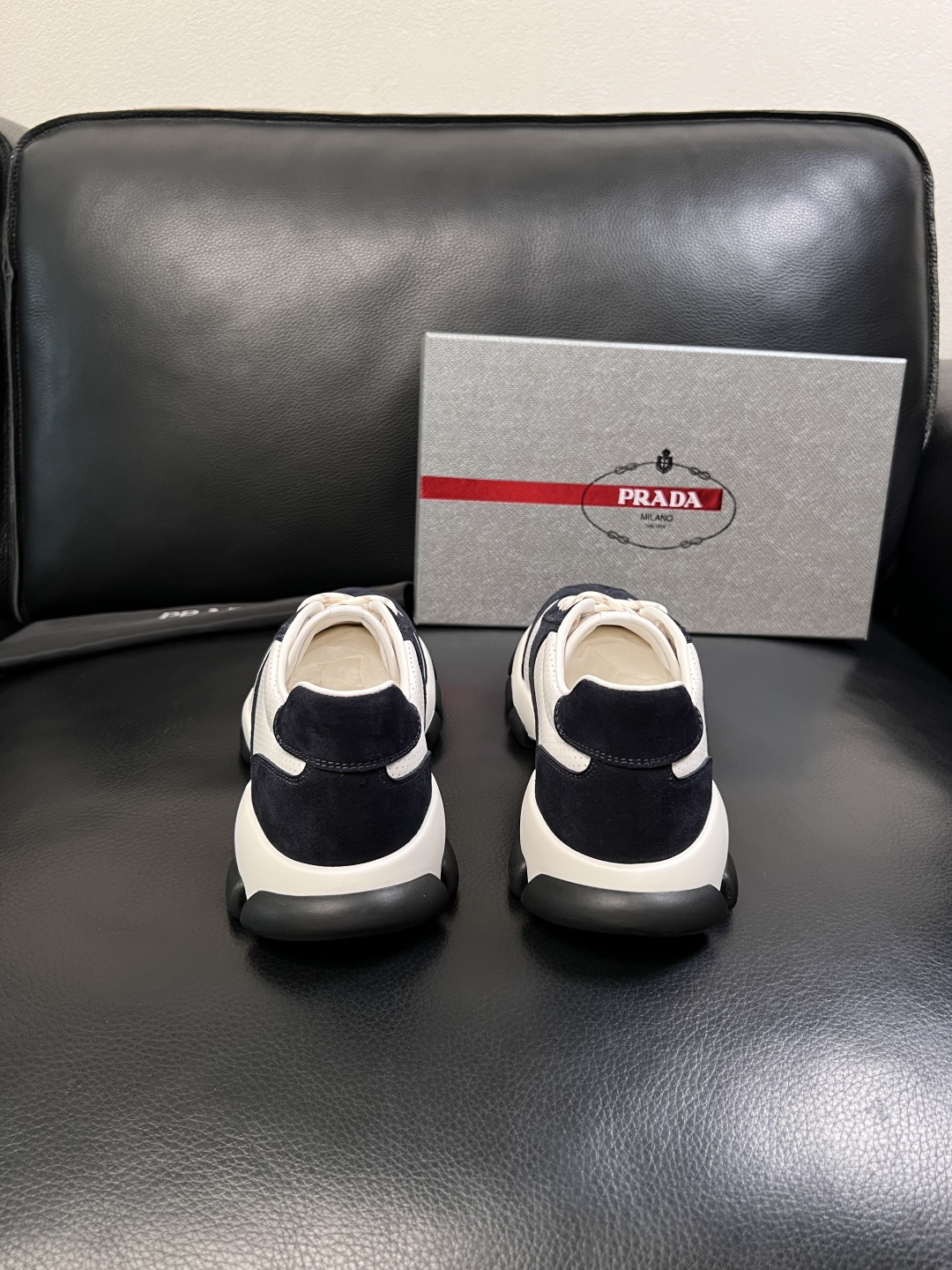 PRADA  高品质  顶级工艺品 普拉达 专柜同步 原厂配置，意大利进口原版牛皮面料，透气舒适进口水染