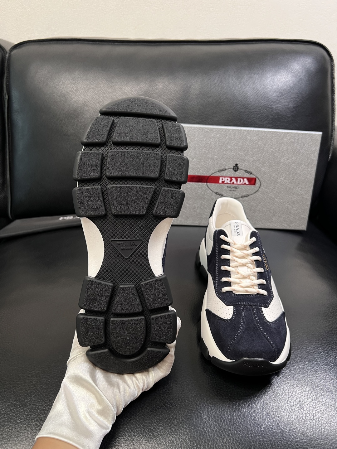 PRADA  高品质  顶级工艺品 普拉达 专柜同步 原厂配置，意大利进口原版牛皮面料，透气舒适进口水染