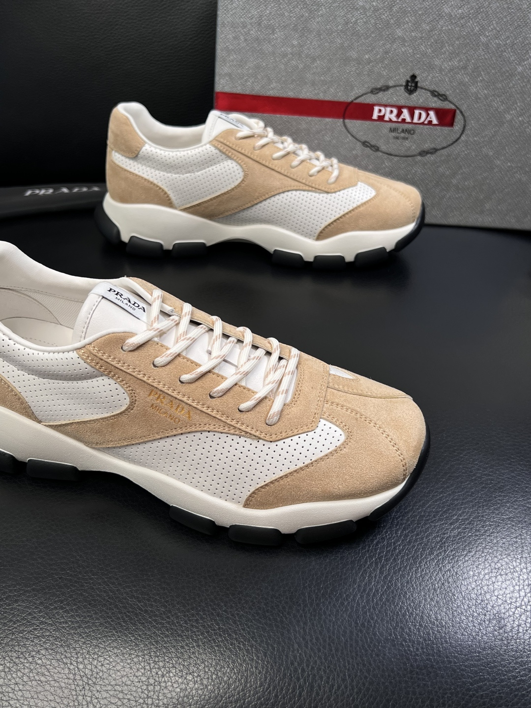 PRADA  高品质  顶级工艺品 普拉达 专柜同步 原厂配置，意大利进口原版牛皮面料，透气舒适进口水染